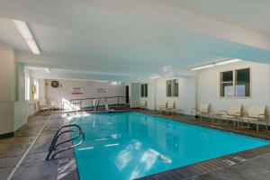 una gran piscina de agua azul en un edificio en Sleep Inn, en Ontario