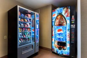 una máquina expendedora de refrescos con una botella de refresco en Sleep Inn Ontario, en Ontario