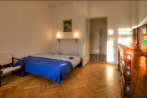 sypialnia z niebieskim łóżkiem w pokoju w obiekcie Apartment Sedlčanská - You Will Save Money Here - equipped with antique furniture w Pradze