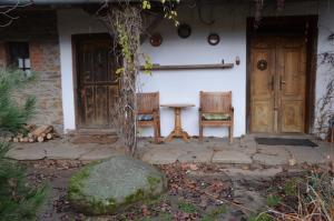 dos sillas y una mesa frente a una casa en Holiday Home U Černých Ovcí, en Náměšť nad Oslavou
