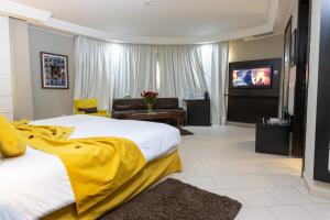 TV a/nebo společenská místnost v ubytování Tempoo Hotel Marrakech City Centre Adults Only