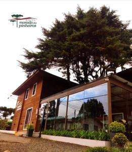 un edificio con un reflejo de árbol en las ventanas en Hotel Morada dos Pinheiros, en Bom Jardim da Serra