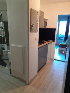 Una cocina con un refrigerador blanco y un fregadero. en Studio Balcon Proche Hypercentre de Narbonne, en Narbona 5 fotos más
