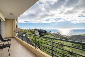 a balcony with a view of the ocean at Bela Vista Sea View in Venda do Atalhinho