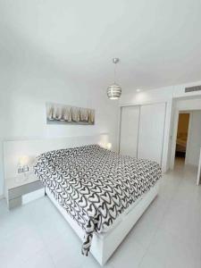 een witte slaapkamer met een groot bed. bij NEW GROUNDFLOOR APT. ARENALES DEL SOL in Arenales del Sol