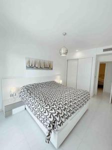 Postel nebo postele na pokoji v ubytování NEW GROUNDFLOOR APT. ARENALES DEL SOL