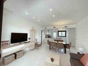 A television and/or entertainment centre at NEW GROUNDFLOOR APT. ARENALES DEL SOL