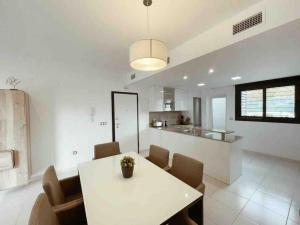 A kitchen or kitchenette at NEW GROUNDFLOOR APT. ARENALES DEL SOL