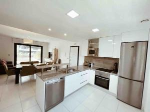 A kitchen or kitchenette at NEW GROUNDFLOOR APT. ARENALES DEL SOL
