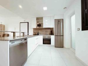 A kitchen or kitchenette at NEW GROUNDFLOOR APT. ARENALES DEL SOL