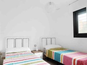 twee bedden naast elkaar in een slaapkamer bij NEW GROUNDFLOOR APT. ARENALES DEL SOL in Arenales del Sol