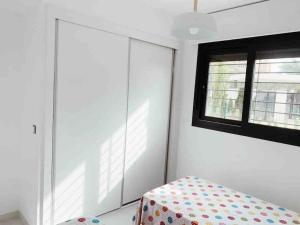 A bed or beds in a room at NEW GROUNDFLOOR APT. ARENALES DEL SOL
