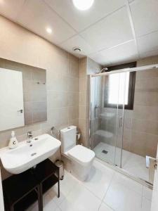 A bathroom at NEW GROUNDFLOOR APT. ARENALES DEL SOL