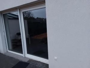 uma janela de vidro deslizante no lado de um edifício em Nice Room with single bed in a new house in Vichten em Vichten