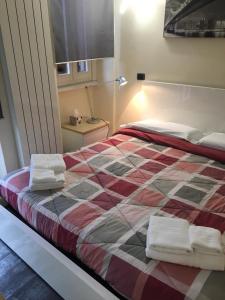 una camera da letto con un letto e asciugamani di A casa di Fabio a Bergamo