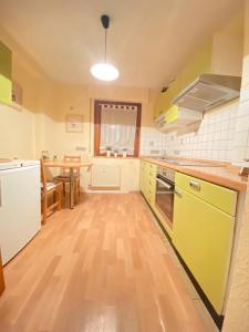 a kitchen with yellow appliances and a wooden floor at Schöne Ferienwohnung in Laurenburg in Laurenburg