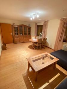 a living room with a table and a couch at Schöne Ferienwohnung in Laurenburg in Laurenburg