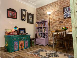 a living room with a table and a shelf with books at Çırağan's Omnia Hotel in Istanbul