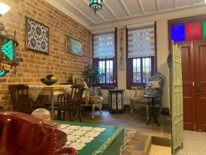 Çırağan's Omnia Hotel في إسطنبول: غرفة معيشة مع طاولة وكراسي وجدار من الطوب