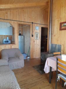 uma sala de estar com uma cama e um frigorífico em Camping las islas em Panimávida