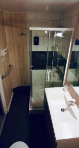 レ・ザングルにあるHôtel Bel Angleのバスルーム(シャワー、白いシンク付)