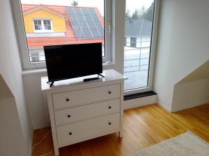 TV en un tocador frente a una ventana en Sonnen-Apartment en Bad Honnef am Rhein