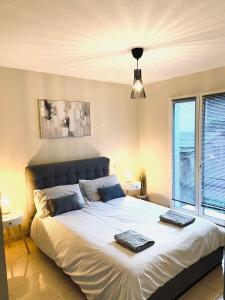 Katil atau katil-katil dalam bilik di Private riverside villa with breathtaking views