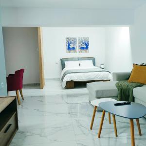 Un pat sau paturi într-o cameră la Unique Apartment Ioannina