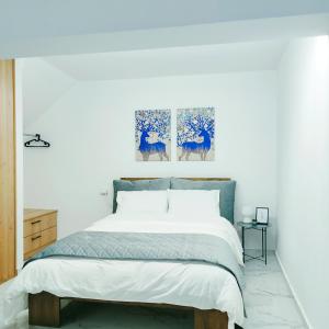 Un pat sau paturi într-o cameră la Unique Apartment Ioannina