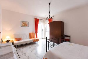 salon z dwoma łóżkami i kanapą w obiekcie Villa Murgese w mieście Noci +19 zdjęć