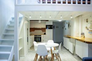 a kitchen and dining room with a table and chairs at Cosy à Guist'hau in Nantes