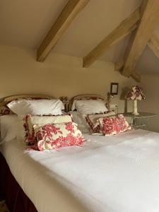 1 dormitorio con 1 cama con sábanas y almohadas blancas en Palacio de Cutre, en La Goleta