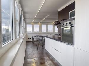 eine Küche mit weißen Schränken und einem großen Fenster in der Unterkunft CconfortHotels Appartamento SkyLine - SELF CHECK IN in Bari