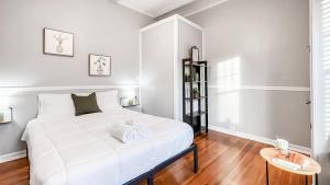 Fotografie z fotogalerie ubytování Homey Lodge - Cozy home / Walk to Revolution Mill / Near Downtown / Perfect for groups and family / Free parking v destinaci Greensboro