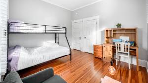 Fotografie z fotogalerie ubytování Homey Lodge - Cozy home / Walk to Revolution Mill / Near Downtown / Perfect for groups and family / Free parking v destinaci Greensboro + 41 fotografií