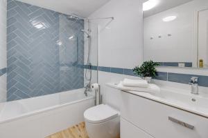 Koupelna v ubytování Apartment with private patio + 33 fotografií