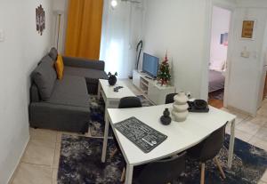 A seating area at Pagrati apartment Διαμέρισμα Παγκράτι