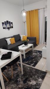 A seating area at Pagrati apartment Διαμέρισμα Παγκράτι