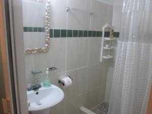 y baño con lavabo y ducha. en Marbella Eco Lodge, en Monterrico