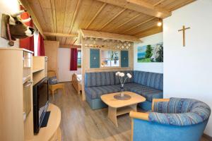ein Wohnzimmer mit einem Sofa und einem Tisch in der Unterkunft Salenberghof Ferienwohnung Panorama in Rieden