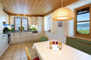 uma cozinha com uma mesa com garrafas de vinho em Salenberghof Ferienwohnung Panorama em Rieden