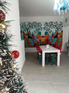een eetkamer met een kerstboom en een tafel bij Casa Otello in Siracusa