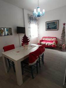 een woonkamer met een tafel en een kerstboom bij Casa Otello in Siracusa