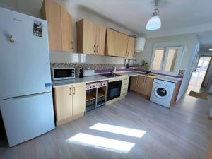 Kuchyňa alebo kuchynka v ubytovaní Apartamento Bahia