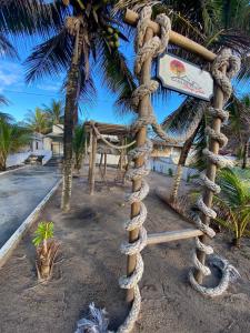 uma corda amarrada a uma palmeira numa praia em Casa de Praia - Aracaju - Jatobá em Barra dos Coqueiros
