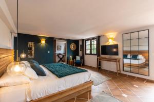 1 dormitorio con 1 cama grande y TV en The Paradise Peak en Saint Martin