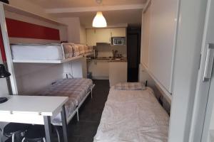坎丹奇奧的住宿－Estudio en pistas，带两张双层床的小房间和厨房