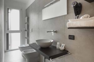 y baño con lavamanos y aseo. en Hotel Alla Corte SPA & Wellness Relax, en Bassano del Grappa