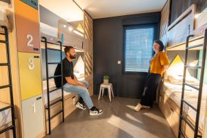 Televiisor ja/või meelelahutuskeskus majutusasutuses Whoo Bordeaux Bacalan - Hostel