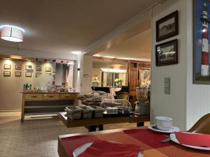 een woonkamer met een tafel en een woonkamer met bij Hotel Montana in De Panne